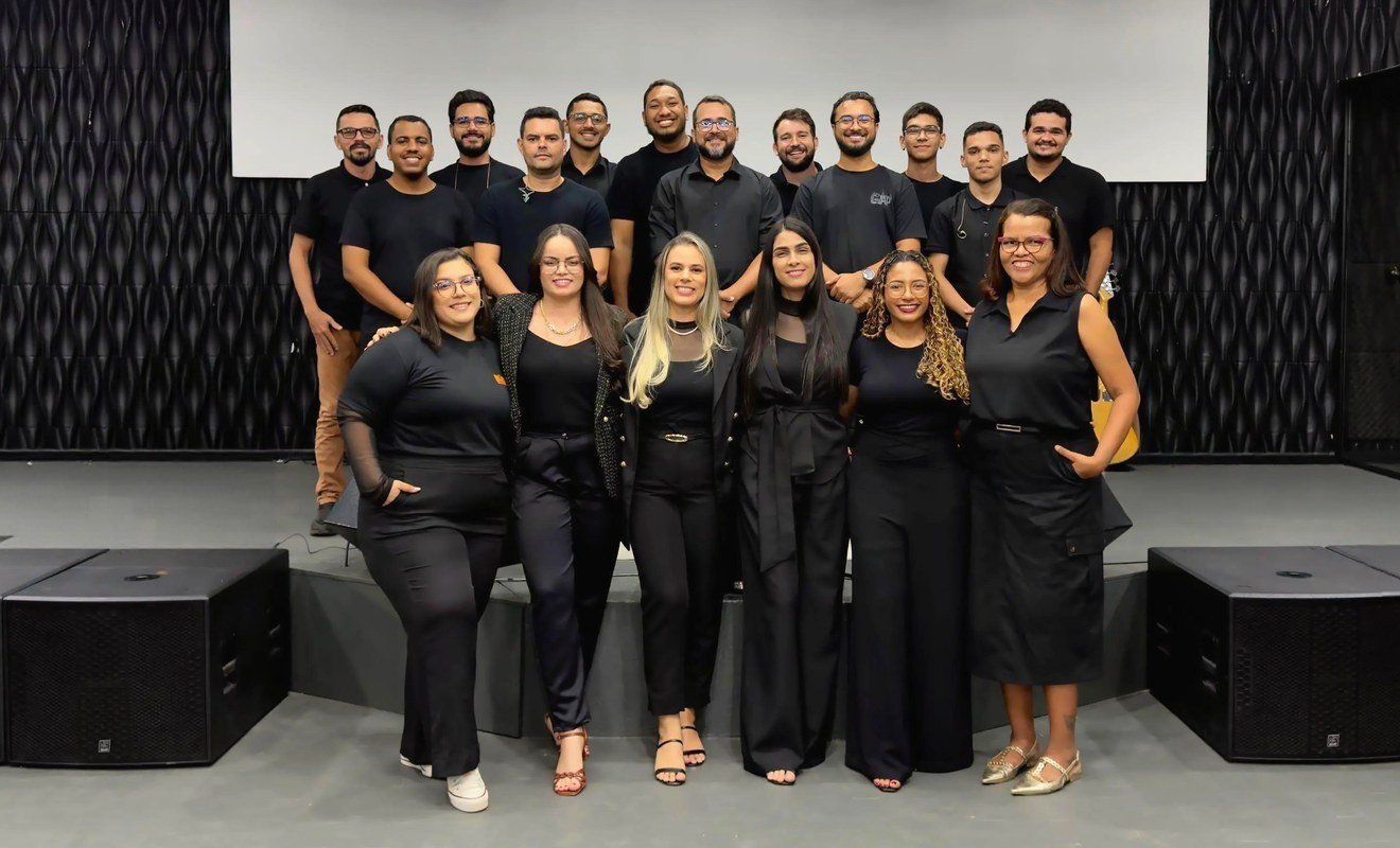 Ministério de Louvor da ICB Marabá reunido no palco da igreja, vestindo preto